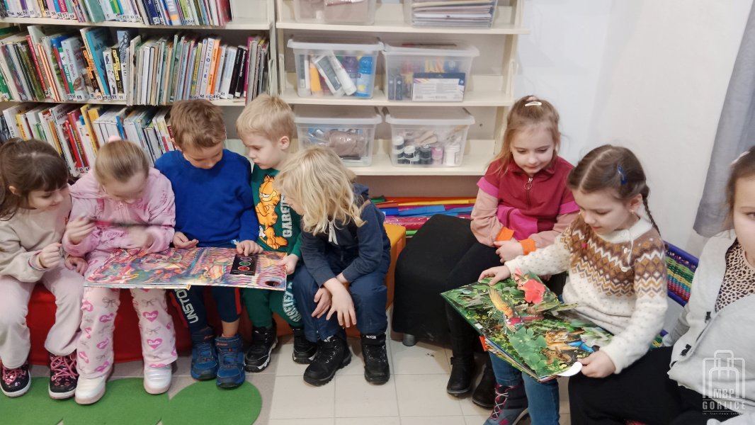 Biblioteka Gorlice, Cała Polska czyta dzieciom Dzieci oglądają książki pop-up